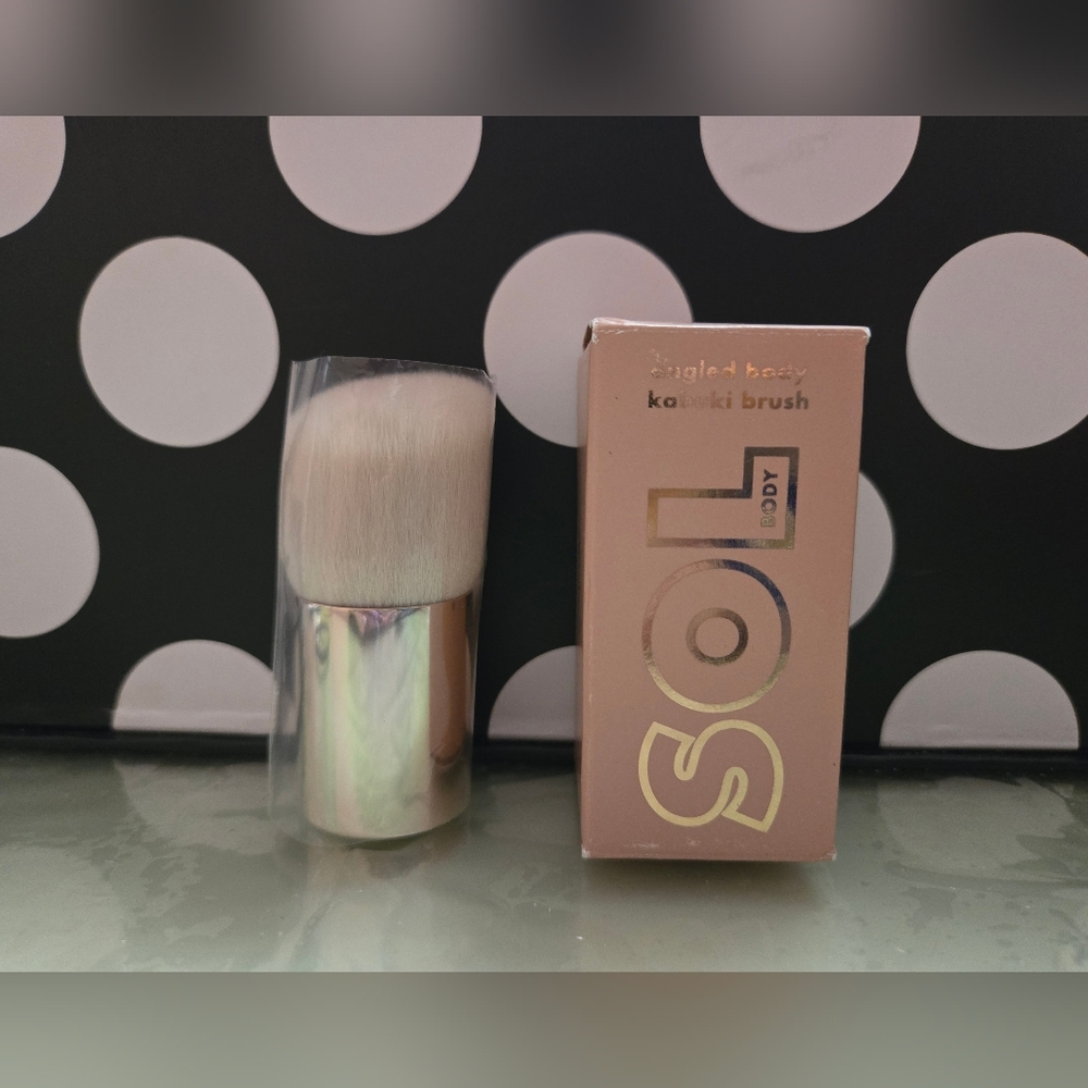 5/$25✨️Colourpop Body Brush✨️